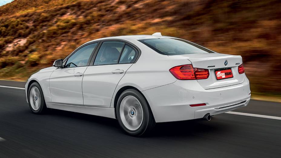 Para-lamas largos conferem robustez ao perfil do 320i | <a href="https://quatrorodas.abril.com.br/carros/comparativos/mercedes-c-180-x-bmw-320i-active-flex-812777.shtml" target="_blank" rel="migration">Leia mais</a>