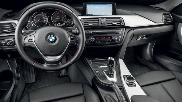 Volante não traz borboletas para trocas de marcha manuais | <a href="https://quatrorodas.abril.com.br/carros/comparativos/mercedes-c-180-x-bmw-320i-active-flex-812777.shtml" target="_blank" rel="migration">Leia mais</a> Volante não traz borboletas para trocas de marcha manuais | <a href="https://quatrorodas.abril.com.br/carros/comparativos/mercedes-c-180-x-bmw-320i-active-flex-812777.shtml" target="_blank" rel="migration">Leia mais</a>