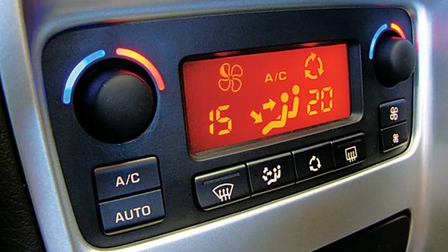 Desligue o ar-condicionado quando possível. O ajuste da temperatura não influencia o consumo, quando o aparelho não é digital.