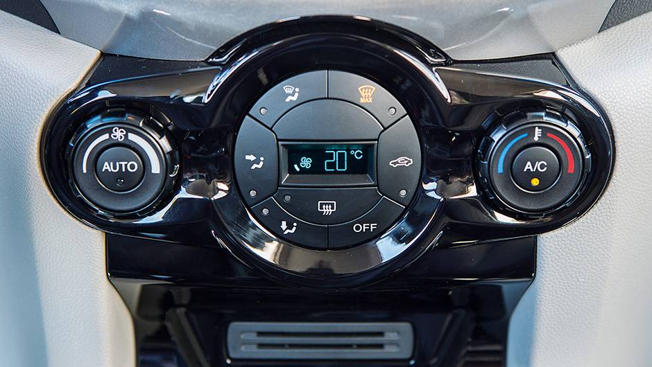 S&oacute; ligue o ar com o motor quente, pois o consumo &eacute; maior na fase fria. | <a href="https://quatrorodas.abril.com.br/reportagens/geral/viloes-consumo-841540.shtml" target="_blank" rel="migration">Leia mais</a>