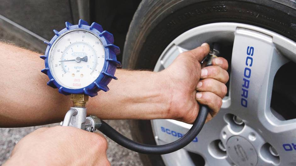 Verifique a calibragem dos pneus a cada duas semanas, no m&iacute;nimo. Press&atilde;o a mais tamb&eacute;m &eacute; ruim. | <a href="https://quatrorodas.abril.com.br/reportagens/geral/viloes-consumo-841540.shtml" target="_blank" rel="migration">Leia mais</a>