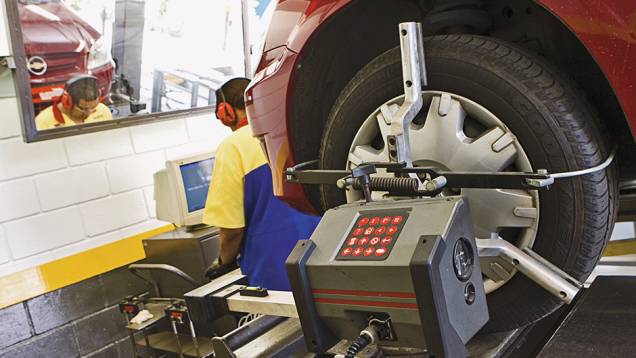 Não descuide do alinhamento. Pneus desalinhados prejudicam a rolagem e sobrecarregam o motor. | <a href="https://quatrorodas.abril.com.br/reportagens/geral/viloes-consumo-841540.shtml" target="_blank" rel="migration">Leia mais</a> Não descuide do alinhamento. Pneus desalinhados prejudicam a rolagem e sobrecarregam o motor. | <a href="https://quatrorodas.abril.com.br/reportagens/geral/viloes-consumo-841540.shtml" target="_blank" rel="migration">Leia mais</a>