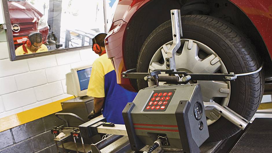 N&atilde;o descuide do alinhamento. Pneus desalinhados prejudicam a rolagem e sobrecarregam o motor. | <a href="https://quatrorodas.abril.com.br/reportagens/geral/viloes-consumo-841540.shtml" target="_blank" rel="migration">Leia mais</a>