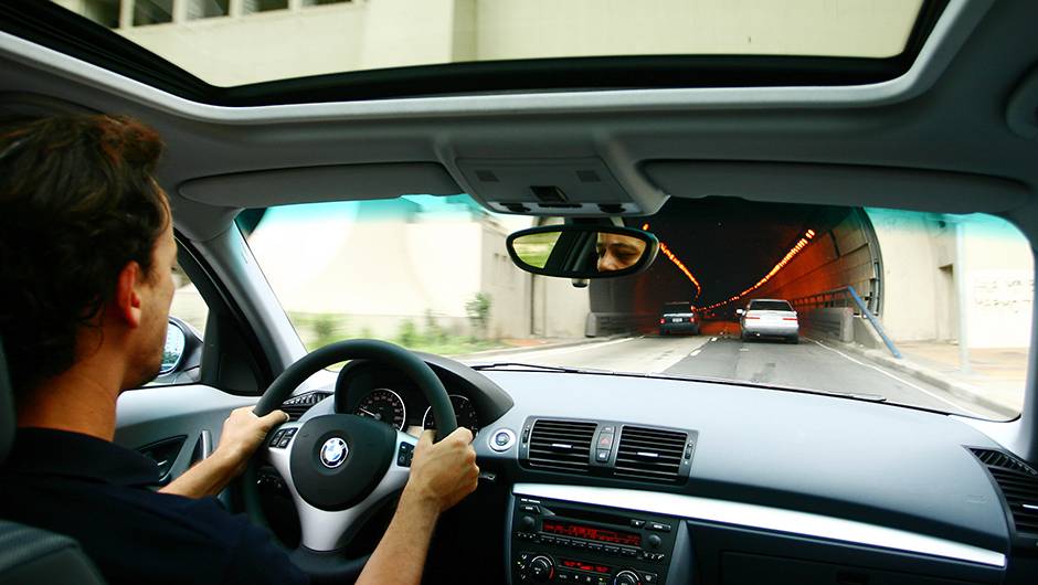 Esquentar o carro &eacute; desnecess&aacute;rio. Ligue e ande. Basta n&atilde;o abusar do acelerador com o carro frio. | <a href="https://quatrorodas.abril.com.br/reportagens/geral/viloes-consumo-841540.shtml" target="_blank" rel="migration">Leia mais</a>