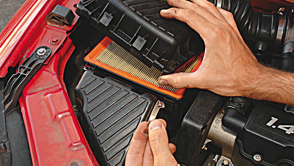 N&atilde;o descuide da manuten&ccedil;&atilde;o. Carro desregulado gasta e polui mais. Filtros saturados comprometem a mistura de ar e combust&iacute;vel. Velas gastas prejudicam a igni&ccedil;&atilde;o. | <a href="https://quatrorodas.abril.com.br/reportagens/geral/viloes-consumo-841540.shtml" rel="migration"></a>