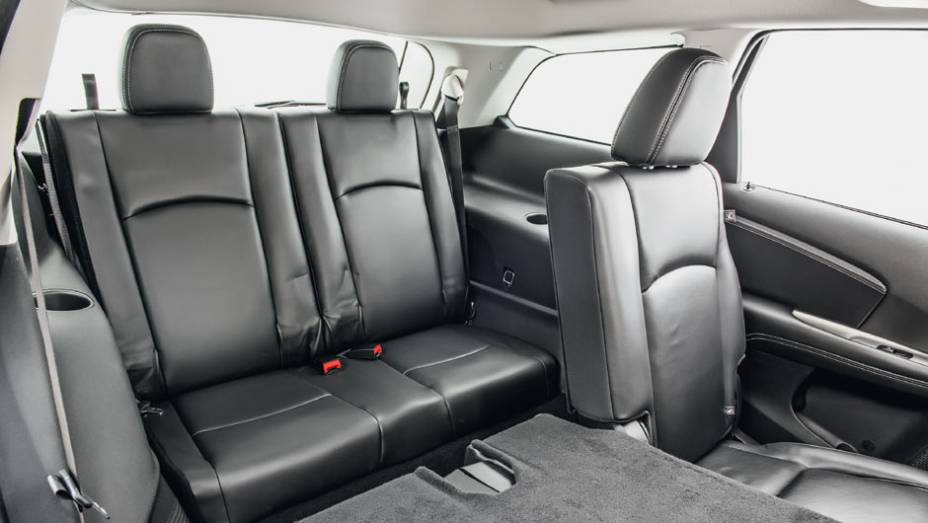 Com terceira fileira de pé, sobram 136 litros para carga | <a href="https://quatrorodas.abril.com.br/carros/testes/dodge-journey-837760.shtml" target="_blank" rel="migration">Leia mais</a>