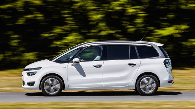 A C4 Picasso tem 2,84 metrosde entre-eixos | <a href="https://quatrorodas.abril.com.br/carros/impressoes/citroen-c4-picasso-888961.shtml" target="_blank" rel="migration">Leia mais</a>