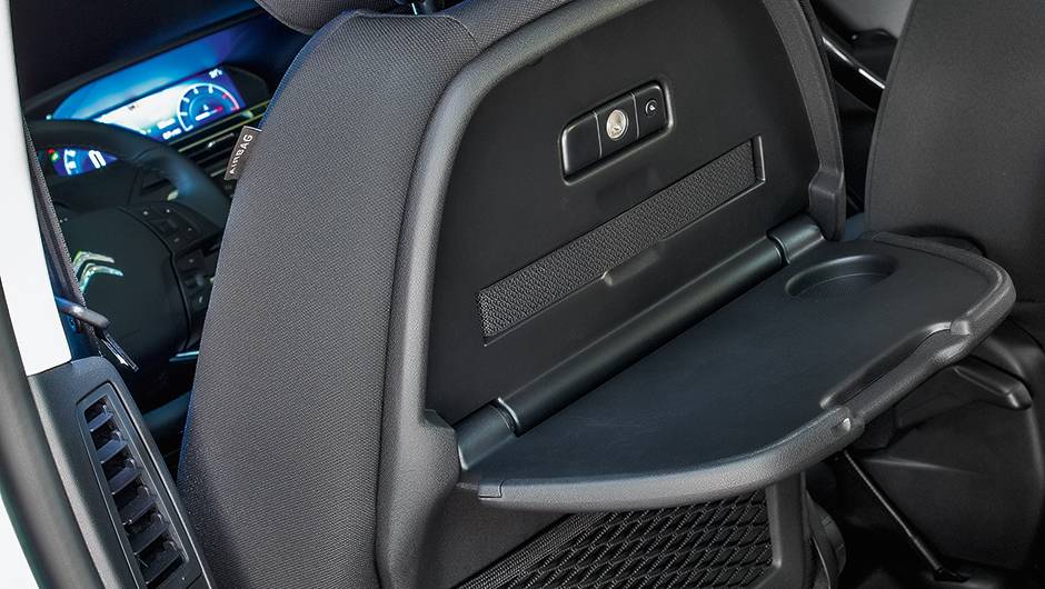 Mesinhas rebat&iacute;veis na traseira | <a href="https://quatrorodas.abril.com.br/carros/impressoes/citroen-c4-picasso-888961.shtml" target="_blank" rel="migration">Leia mais</a>