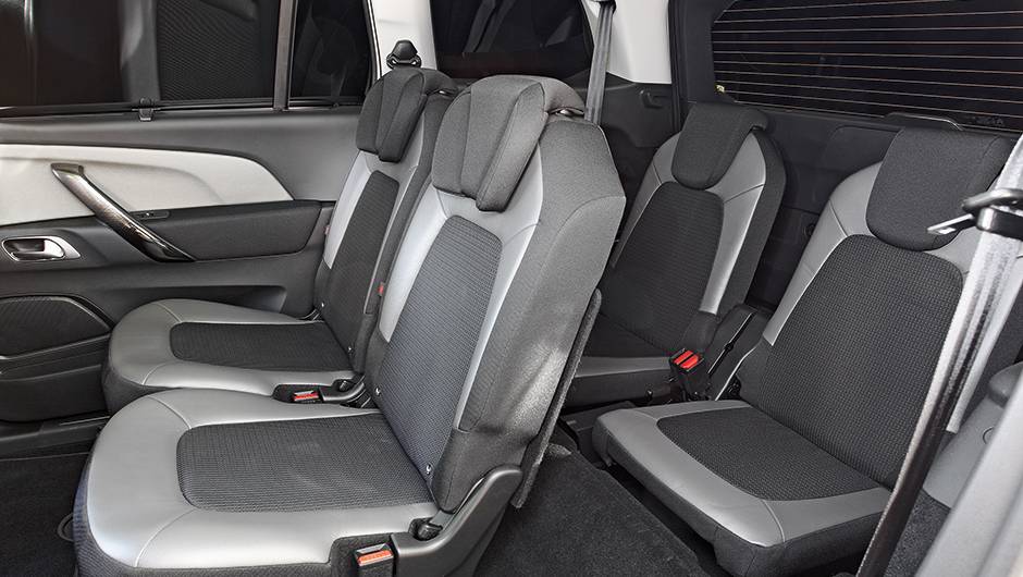 Os bancos traseiros tamb&eacute;m s&atilde;o rebat&iacute;veis | <a href="https://quatrorodas.abril.com.br/carros/impressoes/citroen-c4-picasso-888961.shtml" target="_blank" rel="migration">Leia mais</a>