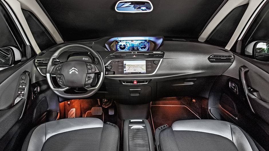 Vers&atilde;o Exclusive vem recheada de itens | <a href="https://quatrorodas.abril.com.br/carros/impressoes/citroen-c4-picasso-888961.shtml" target="_blank" rel="migration">Leia mais</a>