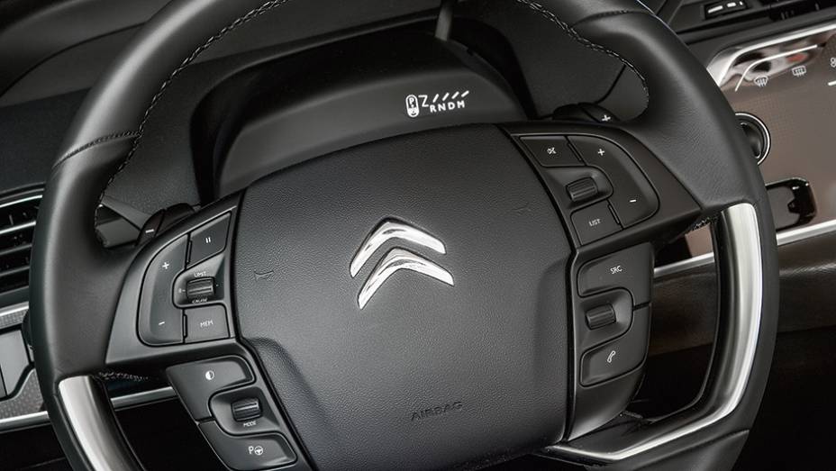 Volante multifuncional | <a href="https://quatrorodas.abril.com.br/carros/impressoes/citroen-c4-picasso-888961.shtml" target="_blank" rel="migration">Leia mais</a>