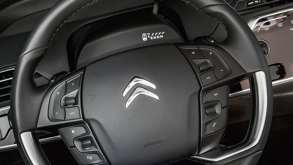 Volante multifuncional | <a href="https://quatrorodas.abril.com.br/carros/impressoes/citroen-c4-picasso-888961.shtml" target="_blank" rel="migration">Leia mais</a>
