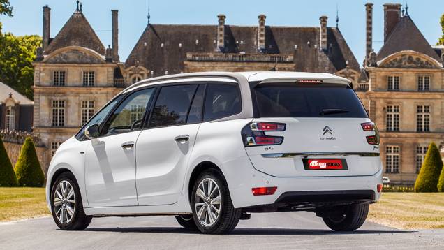 Tampa traseirase prolonga atéas laterais dacarroceria | <a href="https://quatrorodas.abril.com.br/carros/impressoes/citroen-c4-picasso-888961.shtml" target="_blank" rel="migration">Leia mais</a> Tampa traseirase prolonga atéas laterais dacarroceria | <a href="https://quatrorodas.abril.com.br/carros/impressoes/citroen-c4-picasso-888961.shtml" target="_blank" rel="migration">Leia mais</a>