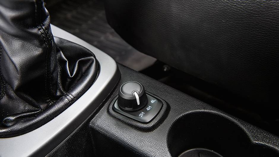 Seletor de tra&ccedil;&atilde;o permite optar entre tr&ecirc;s modos:4x2, 4x4 normal e 4x4 reduzida | <a href="https://quatrorodas.abril.com.br//carros/comparativos/troller-t4-x-jeep-renegade-890323.shtml" target="_blank" rel="migration">Leia mais</a>