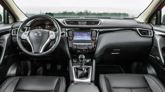 Interior bem-acabado pode contar com central que oferece visão superior de 360º | <a href="https://quatrorodas.abril.com.br/carros/impressoes/nissan-qashqai-888920.shtml" target="_blank" rel="migration">Leia mais</a>