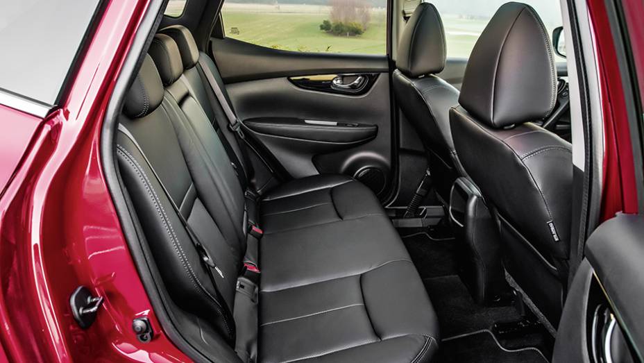 Espaço interno é adequado para levar cinco adultos sem apertos | <a href="https://quatrorodas.abril.com.br/carros/impressoes/nissan-qashqai-888920.shtml" target="_blank" rel="migration">Leia mais</a>