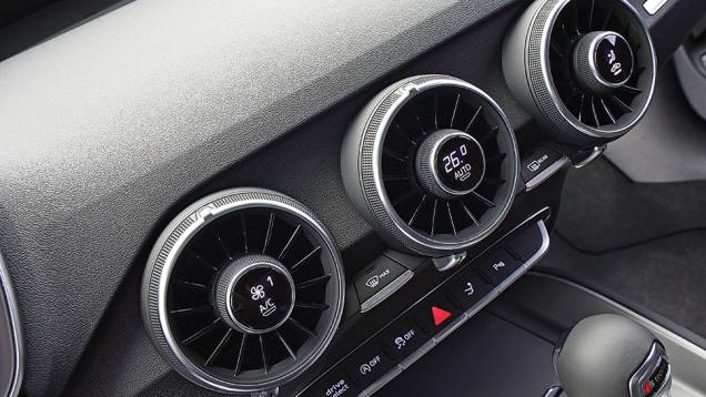 Saídas de ar têm microtelas | <a href="https://quatrorodas.abril.com.br/carros/testes/audi-tt-887160.shtml" target="_blank" rel="migration">Leia mais</a> Saídas de ar têm microtelas | <a href="https://quatrorodas.abril.com.br/carros/testes/audi-tt-887160.shtml" target="_blank" rel="migration">Leia mais</a>