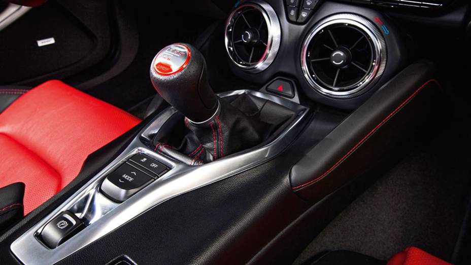 Câmbio manual conta com seis marchas | <a href="https://quatrorodas.abril.com.br/carros/impressoes/chevrolet-camaro-898002.shtml" target="_blank" rel="migration">Leia mais</a>