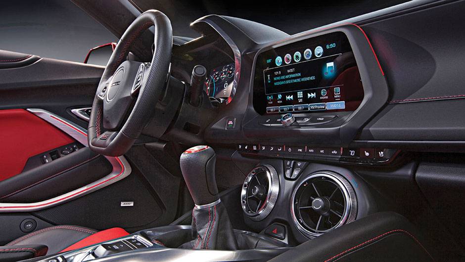 A central multim&iacute;dia tamb&eacute;m &eacute; de s&eacute;rie | <a href="https://quatrorodas.abril.com.br/carros/impressoes/chevrolet-camaro-898002.shtml" target="_blank" rel="migration">Leia mais</a>