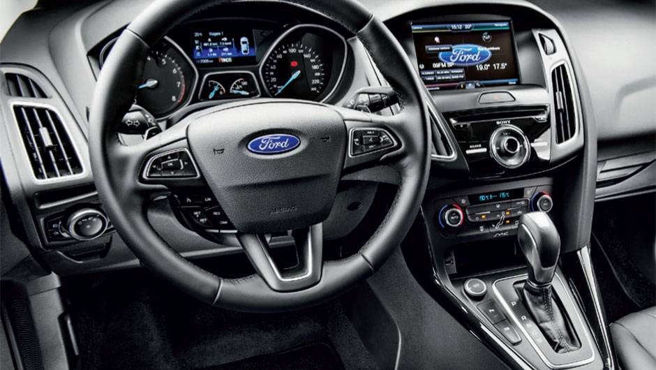 Comandos &agrave; m&atilde;o e painel emborrachado agrad&aacute;vel ao toque | <a href="https://quatrorodas.abril.com.br/carros/testes/ford-focus-fastback-titanium-plus-898220.shtml" target="_blank" rel="migration">Leia mais</a>