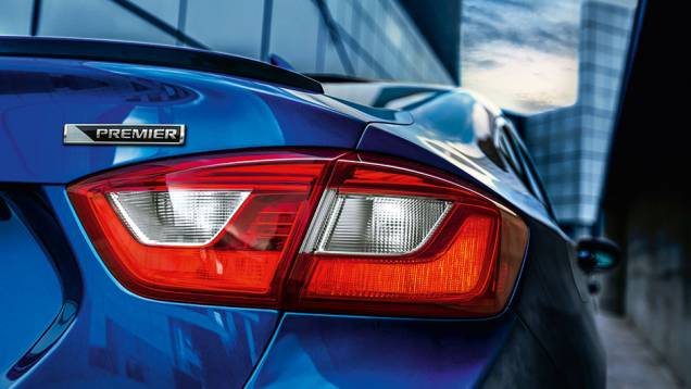 As lanternas traseiras do Cruze, que lembram as do novo Camaro, seguem o novo estilo da Chevrolet | <a href="https://quatrorodas.abril.com.br/carros/comparativos/novos-sedas-898860.shtml" target="_blank" rel="migration">Leia mais</a>