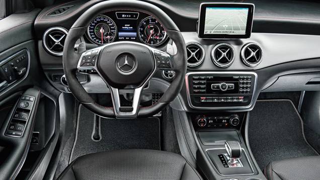A Mercedes caprichou no painel e na escolha de materiais | <a href="https://quatrorodas.abril.com.br/carros/comparativos/audi-s3-x-mercedes-cla-45-amg-898620.shtml" target="_blank" rel="migration">Leia mais</a>