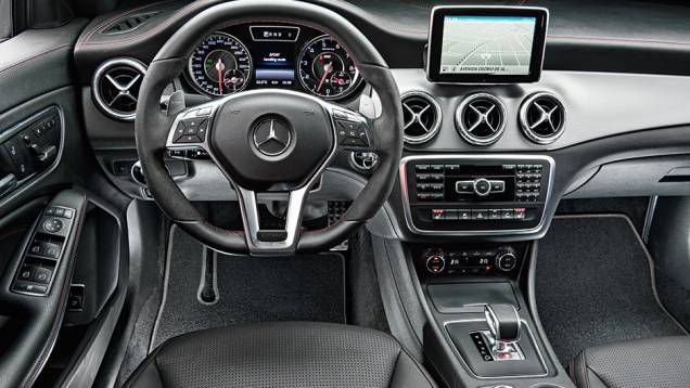 A Mercedes caprichou no painel e na escolha de materiais | <a href="http://quatrorodas.abril.com.br/carros/comparativos/audi-s3-x-mercedes-cla-45-amg-898620.shtml" target="_blank" rel="migration">Leia mais</a> A Mercedes caprichou no painel e na escolha de materiais | <a href="http://quatrorodas.abril.com.br/carros/comparativos/audi-s3-x-mercedes-cla-45-amg-898620.shtml" target="_blank" rel="migration">Leia mais</a>
