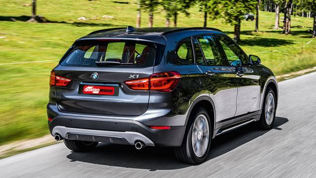 O SUV cresceu na altura, mas perdeu noentre-eixos | <a href="https://quatrorodas.abril.com.br/carros/impressoes/bmw-x1-897961.shtml" target="_blank" rel="migration">Leia mais</a>