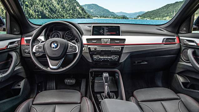 A qualidade dos materiais melhorou. Tela não está mais incorporada ao painel | <a href="https://quatrorodas.abril.com.br/carros/impressoes/bmw-x1-897961.shtml" target="_blank" rel="migration">Leia mais</a> A qualidade dos materiais melhorou. Tela não está mais incorporada ao painel | <a href="https://quatrorodas.abril.com.br/carros/impressoes/bmw-x1-897961.shtml" target="_blank" rel="migration">Leia mais</a>