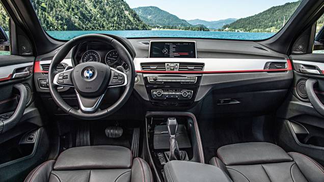 A qualidade dos materiais melhorou. Tela não está mais incorporada ao painel | <a href="https://quatrorodas.abril.com.br/carros/impressoes/bmw-x1-897961.shtml" target="_blank" rel="migration">Leia mais</a>