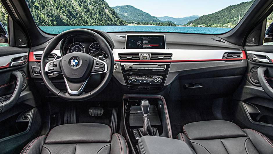 A qualidade dos materiais melhorou. Tela n&atilde;o est&aacute; mais incorporada ao painel | <a href="https://quatrorodas.abril.com.br/carros/impressoes/bmw-x1-897961.shtml" target="_blank" rel="migration">Leia mais</a>