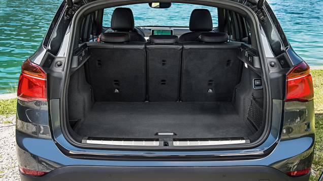 Porta-malas cresceu para 505 litros | <a href="https://quatrorodas.abril.com.br/carros/impressoes/bmw-x1-897961.shtml" target="_blank" rel="migration">Leia mais</a> Porta-malas cresceu para 505 litros | <a href="https://quatrorodas.abril.com.br/carros/impressoes/bmw-x1-897961.shtml" target="_blank" rel="migration">Leia mais</a>