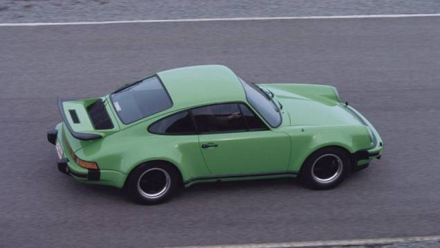 TURBO- Em 1975 o 911 Turbo superou o alto consumo e a demora nas respostas do acelerador desse equipamento com 0 a 100 km/h em 6,2 segundos, num seis-cilindros de 3.0 litros e 260 cv. O turbo virou uma febre.