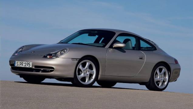 BOXER A ÁGUA - Em 1998, a 5ª geração do 911 trouxe a mais radical atualização da história do modelo - e o fim da refrigeração a ar. O 6 cilindros de 3,4 litros entregava 300cv - números que subiram para 3,6 litros e 320cv em 2002