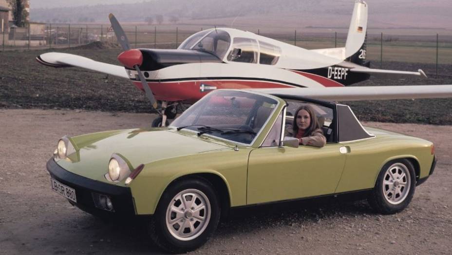 FARÓIS ESCAMOTEÁVEIS - Até o 914 de 1970, todos os Porsche tinham faróis circulares e ressaltados. Os dele até eram circulares, mas escamoteáveis por trás de uma cobertura retangular de base arredondada. Era vendido pela VW na Europa.