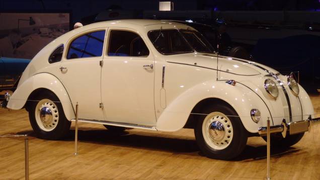 Adler 2.5 Liter (1937) - Com seu estilo streamline inspirado no Tatra T77 e no Chrysler Airflow, já tinha suspensão independente nas quatro rodas. Por chegar a 125 km/h, foi apelidado de Autobahn-Adler.