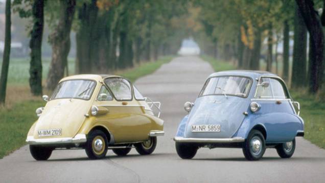 BMW Isetta (1955) - A idéia é italiana. Mas a BMW não só licenciou o carro-bolha como aprimorou a mecânica e criou a versão de quatro lugares 600, com entrada para o banco traseiro só pela direita.