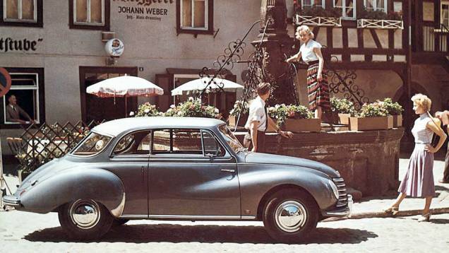 DKW 3=6 (1953) - Motor dois tempos de três cilindros, fumaça azulada, câmbio com engates em H invertido. E portas suicidas que no Brasil lhe renderam o apelido "Dexavê" (pensando nas moças de saia).