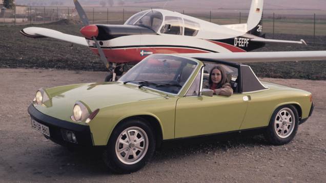 Porsche 914 (1969) - Três volumes, motor central, faróis escamoteáveis. Mais que destoar de todos os Porsche já feitos, ele se destacou de tudo que se fazia no mundo em termos de esportivos.