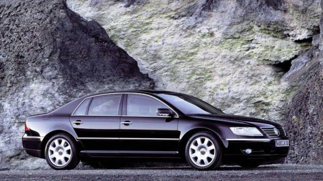 Volkswagen Phaeton (2002) - Tudo que um sedã alemão de alto padrão deve ser, incluindo um motor W12 e plataforma compartilhada com o Bentley Continental, num Volkswagen (carro do povo, em alemão).