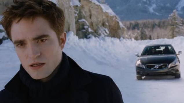 Enquanto tenta salvar Bella (Kristen Stewart) de diversos perigos, Edward Cullen (Robert Pattison) cede seu Volvo S60 à família em Amanhecer - Parte 2.