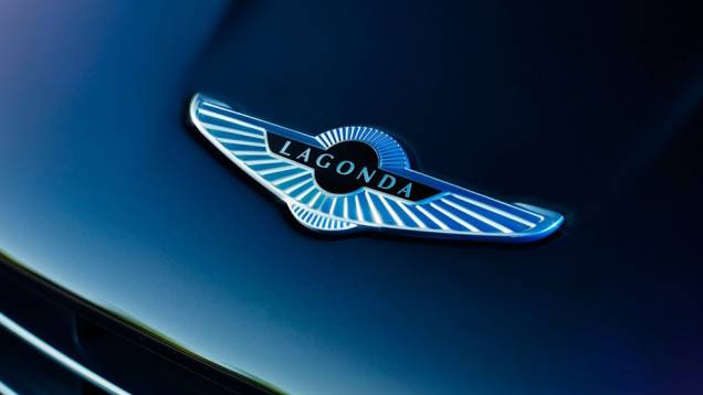 Aston Martin lança o Lagonda, modelo que revive nome de antecessor de 1976 | <a href="https://quatrorodas.abril.com.br/noticias/fabricantes/aston-martin-lanca-lagonda-dubai-812357.shtml" rel="migration">Leia mais</a>