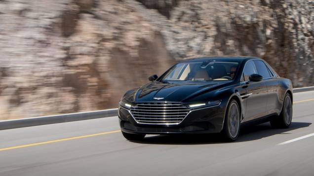 Chamado por Lagonda Taraf, o carro está confirmado em países do oriente médio | <a href="https://quatrorodas.abril.com.br/noticias/fabricantes/aston-martin-lanca-lagonda-dubai-812357.shtml" rel="migration">Leia mais</a>