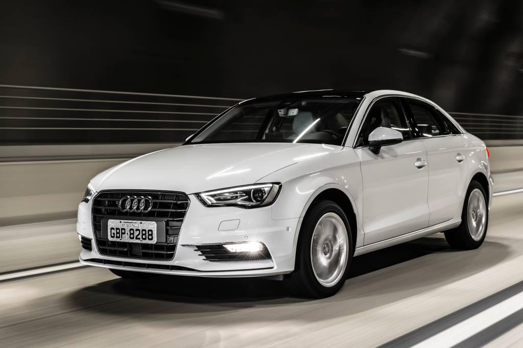 <strong>Audi A3 Sedan</strong>&nbsp;&ndash; A nacionaliza&ccedil;&atilde;o do modelo foi o principal destaque da Audi no Brasil em 2015. Com isso, o A3 Sedan ganhou as in&eacute;ditas motoriza&ccedil;&otilde;es <a href="https://quatrorodas.abril.com.br/materia/audi-a3-sedan-ambiente-913640" rel="1.4 turbo flex" target="_blank">1.4 turbo flex</a> e <a href="https://quatrorodas.abril.com.br/materia/impressoes-audi-a3-sedan-20-tfsi/" rel="2.0 turbo" target="_blank">2.0 turbo</a>.&nbsp;