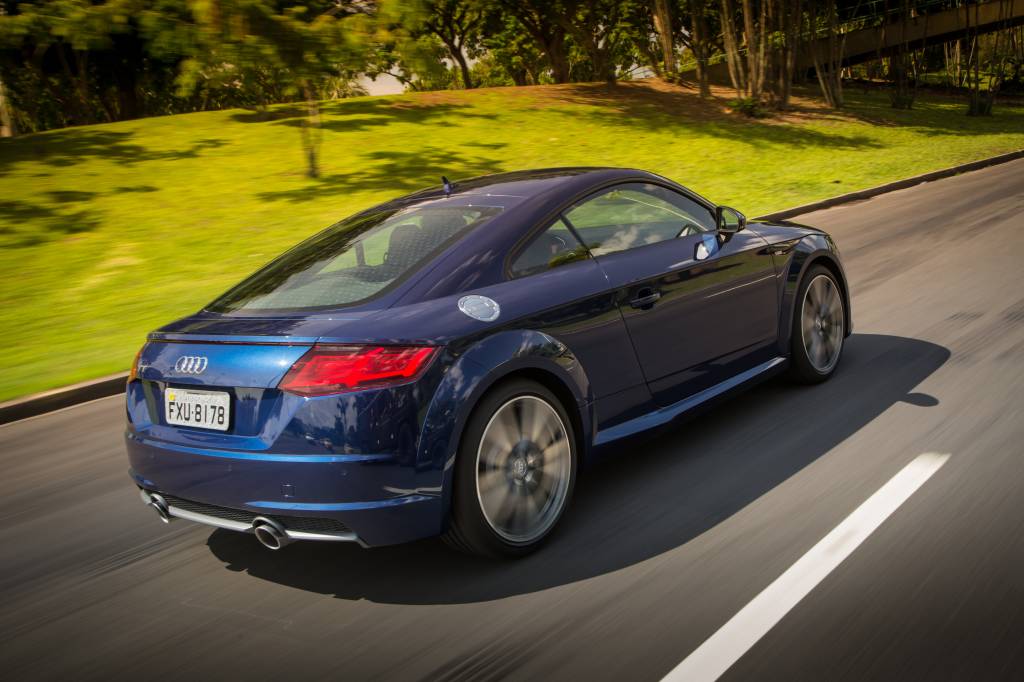 <strong>Audi TT</strong> &ndash; O cup&ecirc; <a href="https://quatrorodas.abril.com.br/materia/audi-tt-887160" rel="chegou ao Brasil nas vers&otilde;es Attraction e Ambition" target="_blank">chegou ao Brasil exclusivamente c</a>om motor 2.0 turbo de 230 cv. Sem abandonar seu estilo cl&aacute;ssico, apresentou interessantes novidades como o quadro de instrumentos digital.