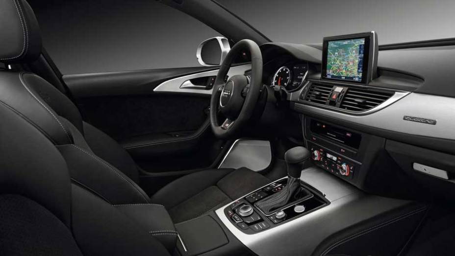 O interior oferece espaço e conforto de sobra para até cinco passageiros | <a href="https://quatrorodas.abril.com.br/noticias/nova-audi-a6-avant-chega-ao-brasil-323164_p.shtml" rel="migration">Leia mais</a>