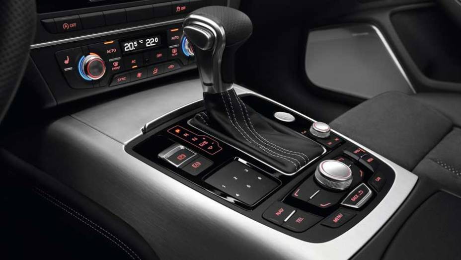 O sistema MMI permite configurar diversas funções do carro, como GPS e até telefone | <a href="https://quatrorodas.abril.com.br/noticias/nova-audi-a6-avant-chega-ao-brasil-323164_p.shtml" rel="migration">Leia mais</a>