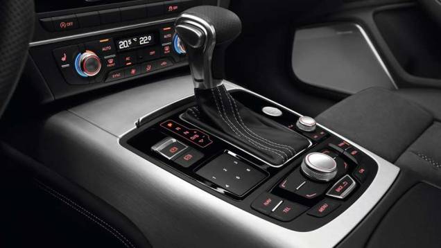 O sistema MMI permite configurar diversas funções do carro, como GPS e até telefone | <a href="https://quatrorodas.abril.com.br/noticias/nova-audi-a6-avant-chega-ao-brasil-323164_p.shtml" rel="migration">Leia mais</a> O sistema MMI permite configurar diversas funções do carro, como GPS e até telefone | <a href="https://quatrorodas.abril.com.br/noticias/nova-audi-a6-avant-chega-ao-brasil-323164_p.shtml" rel="migration">Leia mais</a>