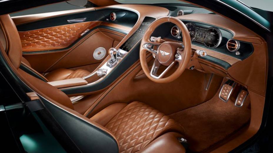 Cabine mantém o aspecto luxuoso com revestimento em couro na cor marrom | <a href="https://quatrorodas.abril.com.br/noticias/saloes/detroit-2015/bentley-revela-conceito-exp-10-speed-6-genebra-842760.shtml" rel="migration">Leia mais</a>