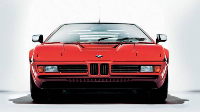 Um dos esportivos mais conhecidos é o BMW M1, primeiro veículo desenvolvido totalmente pela Motorsport; o sinal verde para o M1 ser produzido em série surgiu pela obrigação de produzir pelo menos 400 unidades de passeio para disputar o Campeonato de Turis Um dos esportivos mais conhecidos é o BMW M1, primeiro veículo desenvolvido totalmente pela Motorsport; o sinal verde para o M1 ser produzido em série surgiu pela obrigação de produzir pelo menos 400 unidades de passeio para disputar o Campeonato de Turis